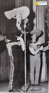 ¡PEDRO INFANTE EN EL TEATRO LIRICO! Al terminar la temporada que tuvo Pedro Infante junto a Jorge Negrete en el Teatro Lirico el día 26 De Diciembre de 1952, anunciada como "DOS GALLOS DE CUIDADO" , Pedro Infante se siguió presentando en el Lírico a partir del sabado 27 de Diciembre de 1952. ASI LO ANUNCIABAN LOS PERIÓDICOS DE LA ÉPOCA "EL ACTOR DEL CINE MAS QUERIDO DEL PÚBLICO DE MÉXICO" PEDRO INFANTE Pedro Infante 100 Años IMÁGENES QUE HABLAN. | Pedro Infante 100 Años