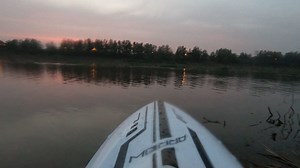 安装gopro相机的遥控船在水上飞驰