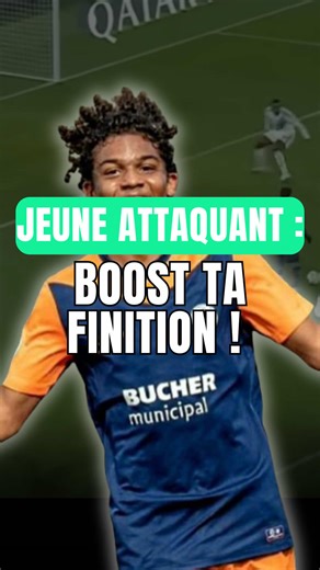 Votre enfant manque-t-il vraiment de talent… ou simplement des bons repères pour prendre les bonnes décisions devant le but ? Sur une situation face au gardien, un détail change tout : ➡️ l’orientation de la première prise de balle. Quand un jeune attaquant s’excentre trop vite, il se ferme lui-même des solutions. Quand il apprend à attaquer l’axe, il garde deux options de finition… et met beaucoup plus de difficulté au gardien. Ce genre de détail ne s’apprend pas uniquement en répétant des frap