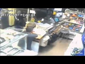 NY shopkeeper attacks armed robber with machete
