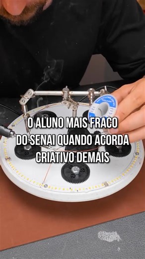 SENAI on Instagram: "O aluno mais fraco do SENAI quando acorda criativo demais… e transforma qualquer ideia em projeto real. 😂✨ Quer aprender a fazer também? Acesse Futuro.Digital e conheça os cursos do SENAI. 🚀 #SENAI #CursosSENAI #Criatividade #Design #Tecnologia #Inovação #FuturoDigital"