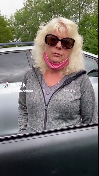 Her OWN mask ISNT EVEN ON #outrageous #publicfreakout #dontbeakaren