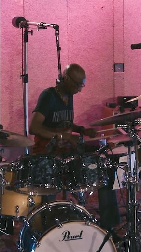 Drum solo with the Legendary Omar Hakim #shorts #livemusic #drums #telefunken #drumsolo
