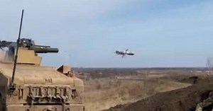 Lancio del missile anticarro Usa TOW-2B contro i russi, vicino Bakhmut: l'esplosione in lontananza