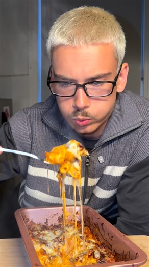 LOCHIE TAPLIN (Fat Loss Coach) on Instagram: "Air Fried Protein Pasta 🍝 Macros: 549 C | 52 P | 2 Serves What you need ✅: Vetta Protein Pasta 150g (dry) Chicken Breast 150g (cooked) Bolognese Sauce 300ml Light Mozzarella 70g Chicken Stock 300ml Light Cream Cheese 30g Onion / Garlic / Salt Air Fry 190C for 20 Min Creator: @_thealinaaamir"