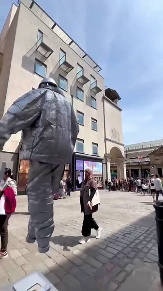The excited audience when they finally meet their favourite living statue. #silvermanstatueofficial