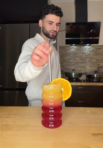 Mocktail Red Bull Pastèque 🍉 Ingrédients : - Pulco de Citron-Fraise 2cl 🍋🍓 - Sirop de Grenadine 1cl 🕺🏻 - Red Bull Pastèque 🍉 - Jus d’Ananas 🍍