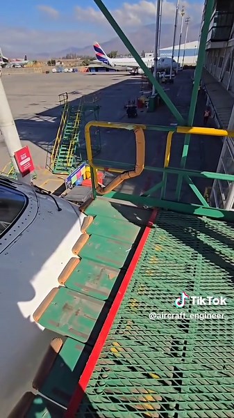 Understanding Aircraft Cockpit Windshield Structure