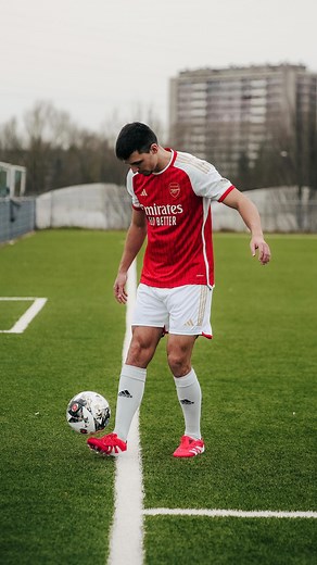 1.5M views · 53K reactions | Tip of feet bouncing Football Skill tutorial ⚽️  ➡️ @leonardo.fantin25 #skill #tutorial #bounce #tricks #skills #football #tekkers #soccer #ronaldo #freestyle #freestylefooball #arsenal #belgium #brazil #createdwithadidas #adidas #adidasfootball | Maxime Freestyle | Facebook