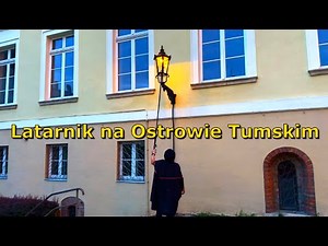 Wrocław, latarnik zapalający lampy gazowe na Ostrowie Tumskim