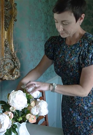 Content creator and interior designer Amanda Moore welcomes us inside her Asheville home, a 1940s rental transformed with layered color, family heirlooms, and thoughtful vintage finds. What began as a last-minute move from Michigan became a charming home filled with original wallpaper, antiques, and spaces designed for everyday living. For Amanda, home is about creating warmth and beauty wherever her family lands. Watch the full tour at the link in our bio. #Homeworthy #HouseTour #Asheville #Int