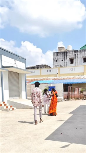 🖤Bₗₒcₖ bₒy 👣💋🤞 on Instagram: "HUG PRANK🤣 PART-1😅 . . . #reels .. #viral … #trendingshorts …. #hug ….. #prank ……"