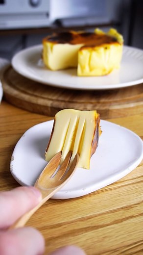 syun cooking on Instagram: "【材料4つ】スライスチーズで作る！バスクチーズケーキ作り方！ 材料 ◯バスクチーズケーキ ・スライスチーズ5枚 ・砂糖50g ・卵2個 ・生クリーム200ml 1.スライスチーズに生クリームを入れて、500wの電子レンジで2分加熱して混ぜる。 2.砂糖を入れて混ぜる。 3.卵を入れて混ぜる。 4.残りの生クリームを入れて混ぜる。 5.型に流し入れる。 6.220℃に予熱したオーブンで20分焼く。 7.粗熱を取り、冷蔵庫で3時間以上冷やす。 Ingredients ◯Basque cheesecake ・5 slices of cheese ・50g sugar ・2 eggs ・200ml fresh cream #簡単レシピ #簡単料理 #お菓子作り #手作りお菓子 #お菓子レシピ #スイーツレシピ #レシピ動画 #簡単おやつ #syuncooking #バスクチーズケーキ"