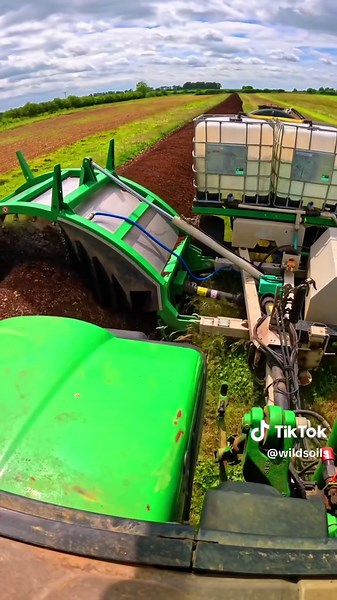 🌀 Let’s talk about turning compost! ♻️🌱 Turning your compost pile is a game-changer for faster decomposition and healthier soil. Why? Because it introduces oxygen, which helps all those beneficial microbes do their thing. Aerate. Mix. Repeat. 🔄 #compost #compostlife #composting #johndeere #compostturner #makinglife #sunnyday #sustainablefarming