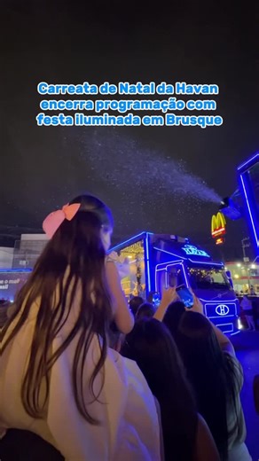 O Município on Instagram: "🎄 Brusque viveu uma noite especial com a passagem da Carreata de Natal da Havan, que marcou o encerramento da programação neste domingo, 21. As ruas da cidade foram tomadas por luzes, música e famílias inteiras que acompanharam de perto a chegada dos caminhões decorados e do Papai Noel. A carreata reuniu três caminhões iluminados por LEDs e encantou crianças e adultos ao percorrer os principais pontos do município. Em frente à megaloja da Havan, a presença do Bom Vel