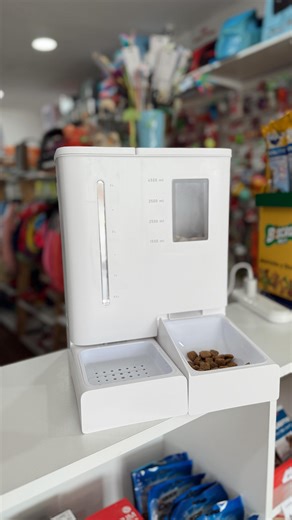 Mascotas Pet Shop 📍Rio Grande on Instagram: "Que tu mascota coma bien, incluso cuando no estás 🐶🐱✨ Con el comedero inteligente con app, podés programar horarios, controlar porciones y manejar todo desde el celu. Más tranquilidad para vos, más rutina y bienestar para ellos 💙 Ideal para quienes buscan practicidad sin dejar de cuidar. 📍 Av. Belgrano 1972, Río Grande Lunes a Viernes • 09:00 a 21:00 hs Domingos & Feriados • 10:00 a 14:00 – 17:00 a 21:00 hs #MascotasFelices #PetTech #ComederoInte