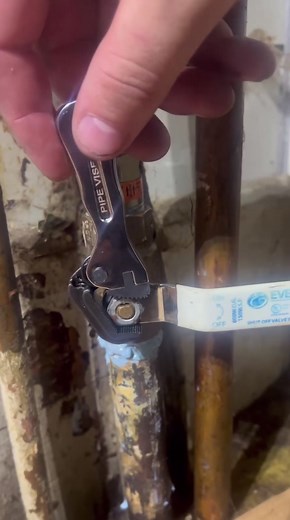 The Perfect Pocket Wrench 😍. The new Micro Stubby is sweet #pipevise #plumbing #tools #wrenching #hvac #hvactech #hvacmeme #mechanic #mechanicmeme #handtools #toolporn #newtools #cooltools