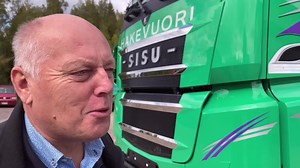 Kuuntele Hakevuori Oy:n Reijo Wuorion ja Uudenmaan alueen myyjämme Juhan mietteet Hakevuori Oy:lle asiakasvaatimusten pohjalta valmistetusta SISU Polar ROLL koukkuautosta. ammattilehti.fi #ammattilehti #hyviauutisia #sisuauto #hakevuori | Oy Sisu Auto Ab