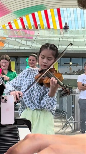 A 9-year-old violinist captivates everyone