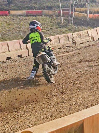 Gino wilde een 'stoer filmpje'🎬🔥 Dus mama ging aan de slag💪 als cameravrouw en nu de video’s knippen en plakken 🎞️ 👀 en is het gelukt? #ritje9 #gino67 #motorcross #mxkids #motocross