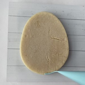 Lettering on a cookie can take your cookie to the next level whether that is personalizing with a name or adding a simple phrase! For this cookie I used @kaleidacuts “Happy Easter” lettering and used a pressure piping technique with a number 2 tip! When lettering it’s so important to have the right consistency and tip size! Do you hand-letter on cookies? #letteringonacookie #handletteredcookies #eastercookies #cookiedecorating #cookiesforoccasion #decoratedcookies #royalicingcookies #summersswee