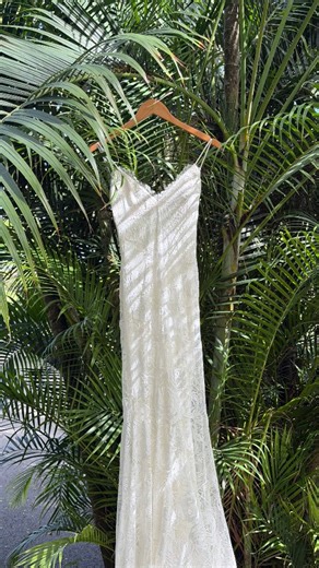 Need other reasons to get married in Hawai'i other than the view? Wedding Venues on Oahu, Hawai'i. Most Popular: @kualoaranchweddings has a few different options to choose from. Pailuku gardens overlooking China Man's Hat / Mokoli'i Island has a lot of lawn space to hold both the ceremony and reception space. All outdoors and is wrapped about panoramic views. Hidden Gem: @kailanachapel sits on the top of a hill overlooking the ocean as if you were sitting up in the clouds. This venue are for cou