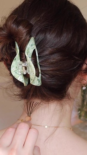 Full video on youtube.com/emvyasmr #asmr #asmrrealperson #asmrhair #asmrhairbrushing #asmrmassage #asmrtingles #foryou #foryoupage #asmrrake #asmrnape #asmrnapeofneck #asmrneck