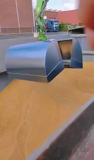 Unloading Grain with a Clamshell Bucket Technique