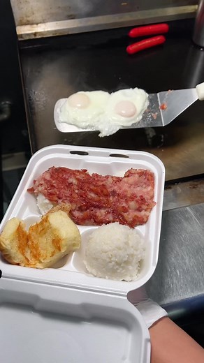 CORNED BEEF HASH LOCO MOCO! 🔥👀 This is from 2 Scoops of Aloha! #food