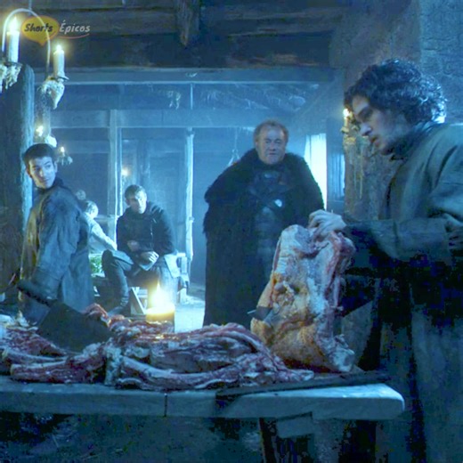 ✅👉 La muerte de Ned Stark no solo sacude al reino, también deja una herida abierta en el corazón de Jon Snow. En Castle Black, lejos del honor y la justicia que conocía, Jon queda expuesto a la burla, al desprecio y a un insulto que toca su mayor inseguridad. ✅ Ser Alliser Thorne no lo ataca con una espada, sino con palabras. Y a veces, eso duele más. En ese instante, la rabia amenaza con convertir a Jon en lo que siempre le dijeron que era: un bastardo guiado por el rencor. 👉 Pero la escena n