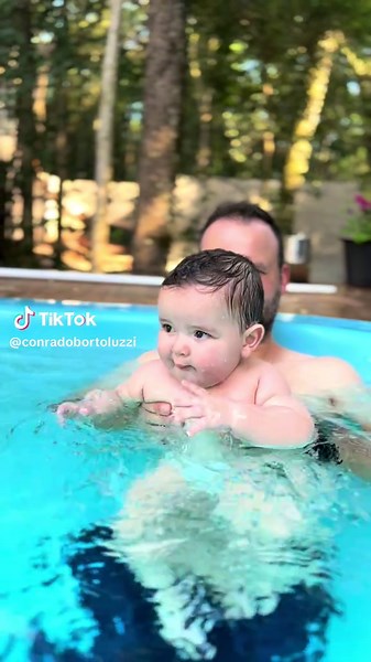 Amor pelos Bebês na Piscina
