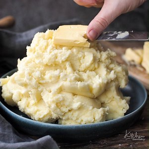 Creamy, smooth, perfect mashed potatoes 🥔 every time! Soooo Good and quite possibly the ultimate, most versatile side dish ever??? Full recipe including hints tips and how to make ahead here: https://www.kitchensanctuary.com/perfect-mashed-potatoes/ | Kitchen Sanctuary