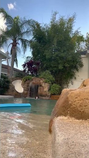 GIOVANNA ALPARONE APROVEITANDO A PISCINA DO LUCCAS NETO EM ORLANDO #Shorts