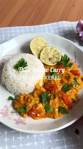 Minnie Makes 🐭 - 🍛Thai Yellow Curry w/ Mackerel Fish 🐟 . This Thai Yellow Curry w/ Mackerel Fish is hearty, comforting and super flavourful, with a creamy sauce made with coconut cream and Thai yellow curry paste. Paired with a warm bed of fluffy steamed rice, this makes the perfect comfort meal🍚 . Let me know if you want the recipe!♥️ . ✨Please click on the link in my bio @_minnieeats_ to view more recipes on my website minnieeats.com 🐭 . . #curry #fishcurry #thaiyellowcurry #yellowcurry #