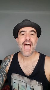 ¿Cómo se dice 1800 en inglés? ¡Evita este error común! 🔢 ¿Se dice one thousand eight hundred o eighteen hundred? 🤯 En este video te enseño las formas correctas y naturales de decir números como 1800 en inglés, dependiendo del contexto. Una explicación rápida, clara y súper útil para hablar como un nativo. 📌 Guarda este tip y compártelo con alguien que también esté aprendiendo inglés. | ALEJO Lopera