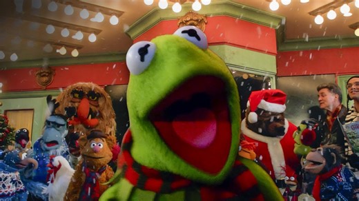 Miss Piggy punches Joan Cusack to save the theatre It's a Very Merry Muppet Christmas Movie