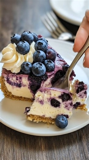 Blueberry Cheesecake Ingredients Crust Graham cracker crumbs Melted butter A little sugar Filling Cream cheese (softened to room temperature) Granulated sugar Eggs Vanilla extract (optional) Blueberry Topping Fresh or frozen blueberries Sugar Lemon juice Cornstarch water (to thicken) (This list is a composite based on similar blueberry cheesecake recipes.) Step-by-Step (General Guide) 1. Prepare the Crust Mix graham cracker crumbs with melted butter and a bit of sugar. Press the mixture into the