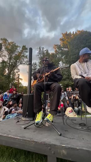Daniel Caesar performs 'Best Part' in a DC park