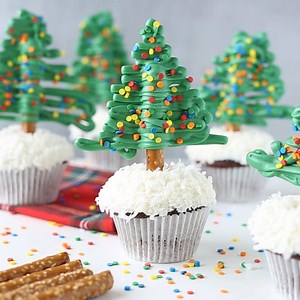 2.7M views · 28K shares | Christmas cupcake decorating just got even...
