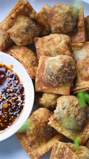 Prawn Wontons 🦐🔥 I was after that crrrunch but you can cook them however you like! Check out the full detailed recipe on my recipe blog by tapping the link in my bio - you’ll find additional recipe notes regarding ingredients and cooking methods there 👏🏼 Ingredients 40 wonton wrappers, store-bought 350g prawn meat 1 tbsp vegetable oil 1 large onion, finely diced 1 tbsp fresh ginger, finely diced 2 cloves garlic, finely diced 1/4 cup spring onion, chopped 1 tsp dashi stock 1 tbsp soy sauce, l