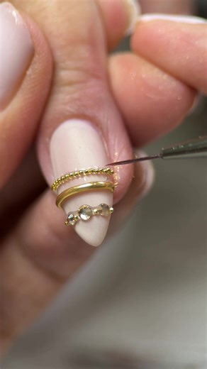 Anillos en las uñas: tendencia y tutorial paso a paso