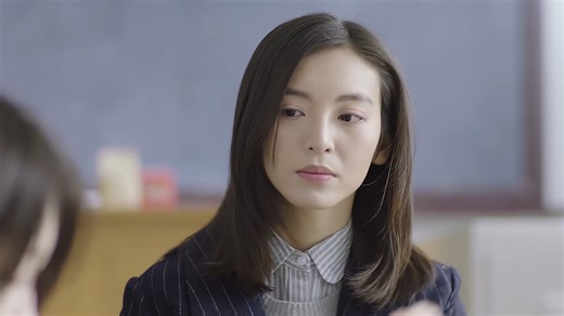 The wife discovers that her husband is having an affair with his first love and directly asks him to make a choice! 妻子发现丈夫和初恋旧情复燃，当众让他做出选择！ #周冬雨 #张一山 #春风十里不如你 #chinesedrama | 追剧俱乐部