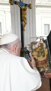 “Amo muito São José, porque é um homem forte e silencioso. Na minha escrivaninha, tenho uma imagem de São José que dorme e, quando tenho um problema, uma dificuldade, escrevo um bilhetinho e coloco-o debaixo de São José, para que o sonhe. Este gesto significa: reza por este problema!” Neste 19 de março, dia em que a Igreja celebra São José, recordamos esta revelação feita pelo Papa Francisco durante o Encontro Mundial das Famílias de Manila, nas Filipinas, em 2015. Não se trata apenas de sonhos 