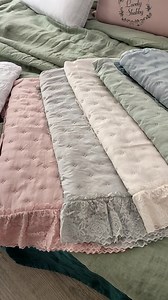 Ai letti romantici non può mancare una trapuntina di Tessuti Provenzali 😍 So Shabby ! 👇🏼 https://bit.ly/3ADto8n | Tessuti Provenzali