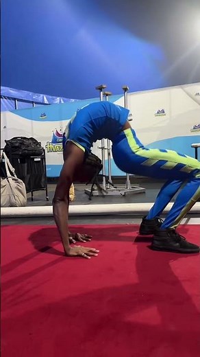 Incredible Contortionist Displays Unbelievable Flexibility