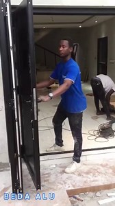Système porte accordéon, très pratique qui vous donne de l’espace! « Rabattement extérieur » Pour toutes vos réalisations portes - fenêtres - garde corps - rampes - volet roulant .... ☎️ 2721370973 / 2522009130 / 0747085454 Merci d’être toujours #BEDA ALU | Beda alu