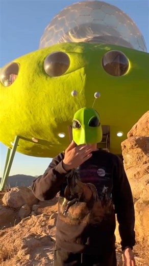 Un escape verdaderamente de otro mundo en Valle de Guadalupe, México. 👽🛸👾 🇲🇽 ¿Quieres vivir esta aventura extraterrestre? Se puede reservar en Airbnb! 📍 @ufoguadalupe #mexico #bajacalifornia #ensenada #valledeguadalupe #rosarito | Mochilero