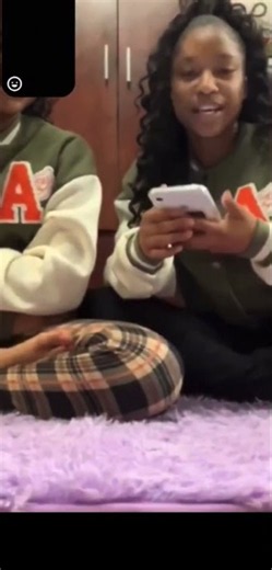 Ebony twin sisters tickle eachother feet #soles #ebony #feet