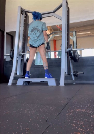 Come with me for a day 🥰✨ . . I’m an aspiring gym rat and I’m currently taking baby steps lol, I know my form is all over the place 😭 . . . #adaywithme #twitchstreamer #bluehair #latina #gym #gymrat #gymgirl #tattoo