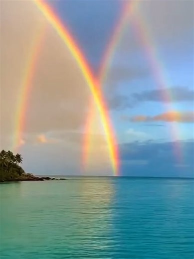 Πύλες του ωκεανού Για μια στιγμή, ο ωκεανός άνοιξε δύο πόρτες στον ουρανό. Ένα σπάνιο ζευγάρι ενός πρωταρχικού ουράνιου τόξου και η αντανάκλασή του δημιούργησαν τέμνες φωτός, μετατρέποντας την ομίχλη και το θαλασσινό νερό σε ζωντανό πρίσμα. Αυτό που μοιάζει με φωτεινές πύλες είναι στην πραγματικότητα κάμψη του ηλιακού φωτός, αναπήδηση και παρεμβαίνει στον εαυτό του - καθαρή φυσική ζωγραφίζοντας καθαρή μαγεία. Ο ουρανός δεν έδειξε μόνο χρώμα, έδειξε πώς λυγίζει η πραγματικότητα